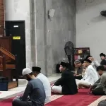 Rektor Universitas Hasanuddin, Prof. Dr. Ir. Jamaluddin Jompa, M.Sc., menyampaikan sambutan pada peringatan Nuzulul Quran yang digelar di Masjid Ikhtiar Kampus Unhas Tamalanrea, 17 Ramadan 1447 H ( 7 Maret 2026).